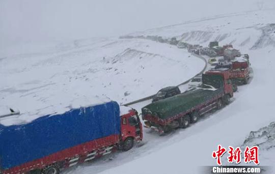 国道318线折多山路段因大雪道路通行受阻，滞留车辆较多。 甘孜交警供图