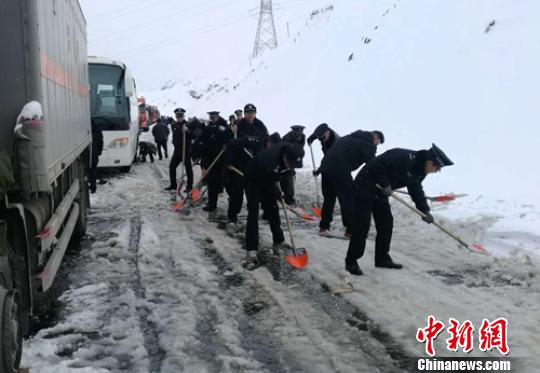 公安干警正在清理道路积雪冰凌。 甘孜交警供图