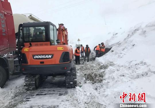 公路部门的抢险人员正在清理路面积雪，并撒防滑料、工业盐等。 甘孜交警供图