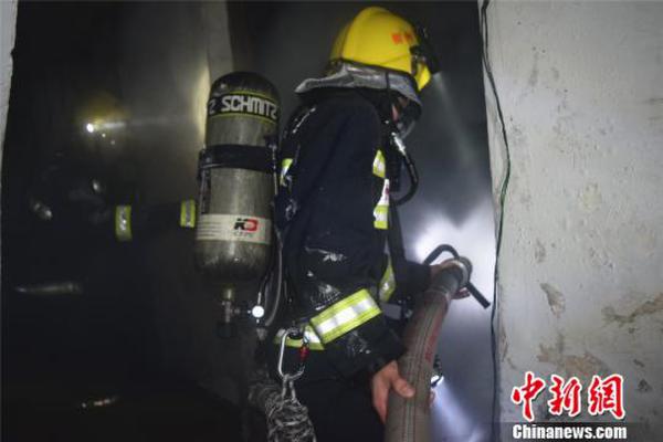 广西柳州民房凌晨突起火消防紧急疏散12人