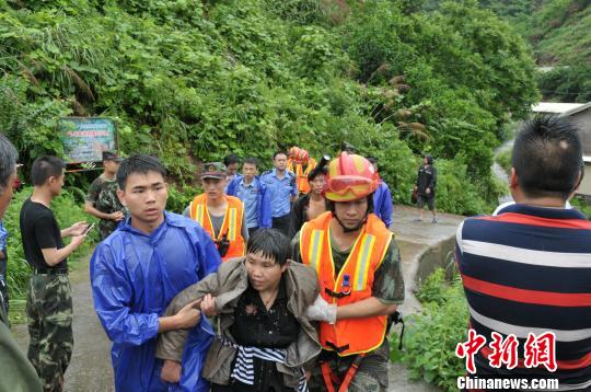 驻当地武警官兵、预备役民兵和消防官兵在重灾地区开展抢险和救援。　王芳 摄