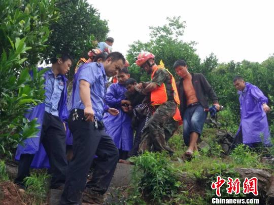 泸溪县各乡镇及时紧急转移受灾群众11000人。　王芳 摄