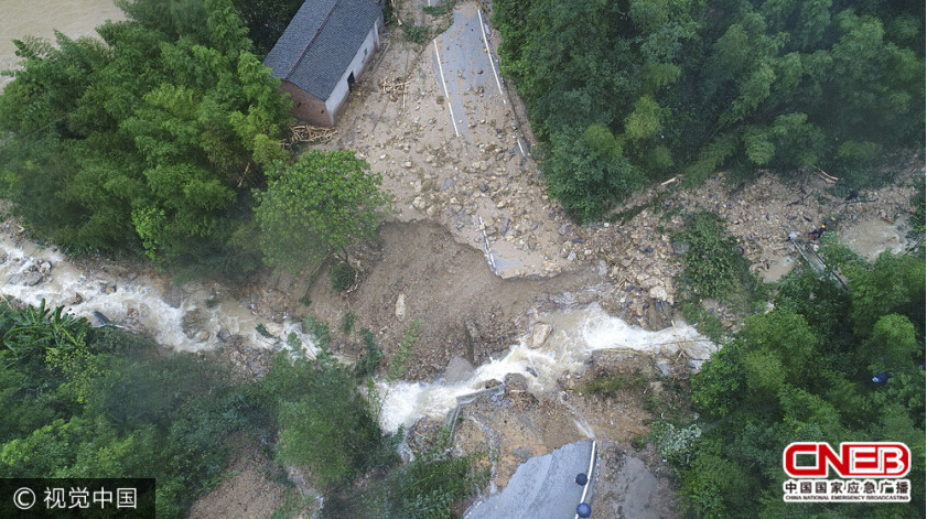 广西灵川遭受强降雨袭击 山洪暴发致道路中断