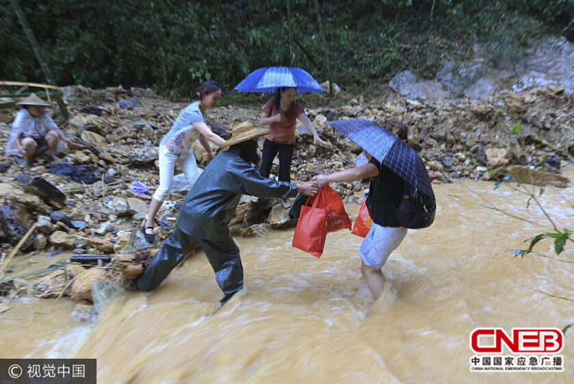 广西灵川遭受强降雨袭击 山洪暴发致道路中断