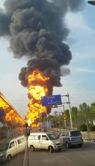 山东临沂一厂房发生爆炸着火致1死 现场火光冲天
