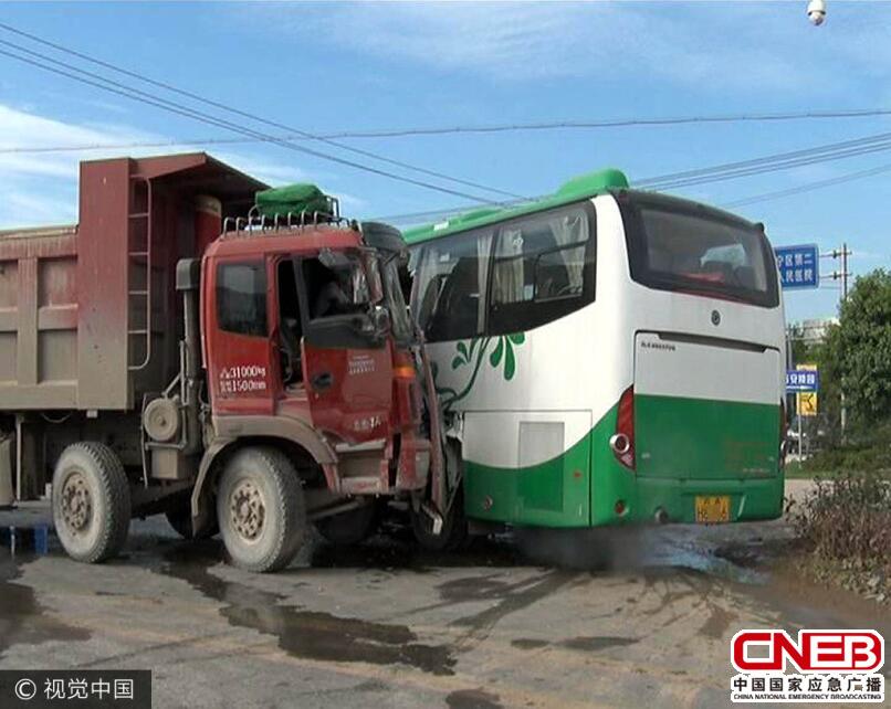 南京一工程车一头扎进大客车致9人受伤