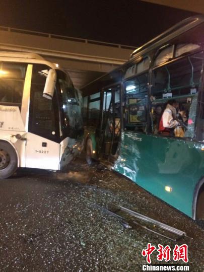 杭州一公交车与大巴车相撞 多名乘客受伤送医