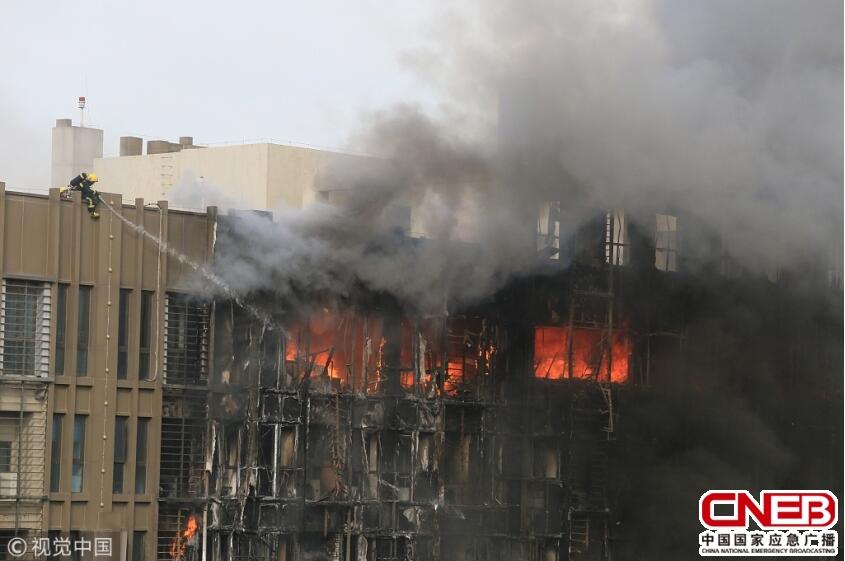 郑州着火高层暂未发现人员伤亡 整栋大楼通体发黑