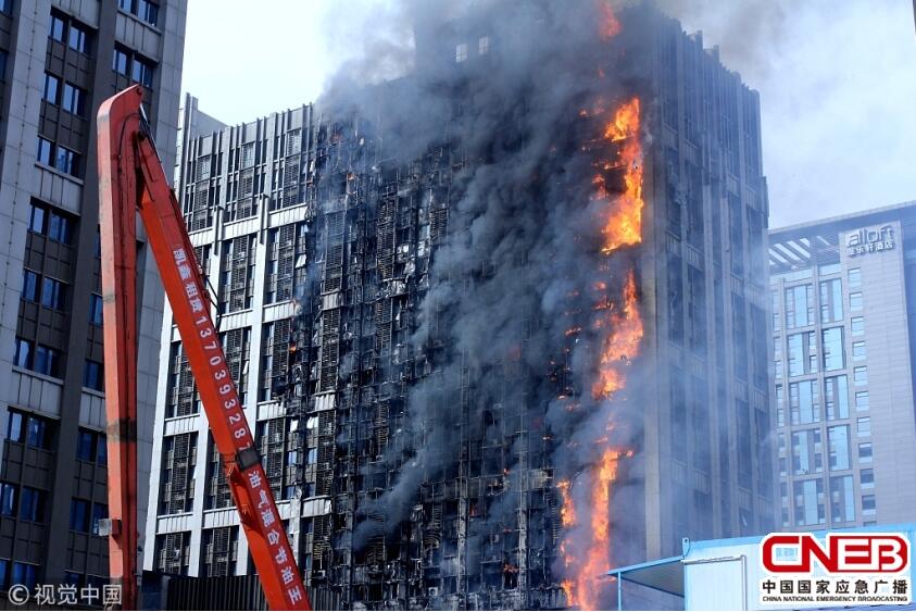 郑州着火高层暂未发现人员伤亡 整栋大楼通体发黑