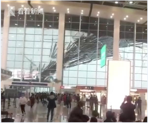 南昌昌北机场遇暴风雨 天花板如多米诺骨牌倾倒