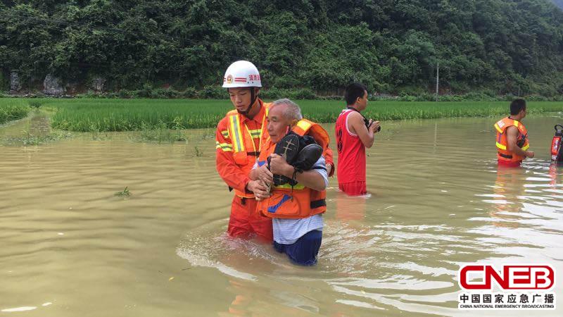 广西环江：暴雨致道路积水皮卡车被困 消防齐腰水中背出5人