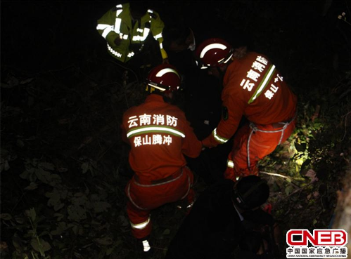 云南保山：小轿车坠入河沟致两人被困 消防紧急救援