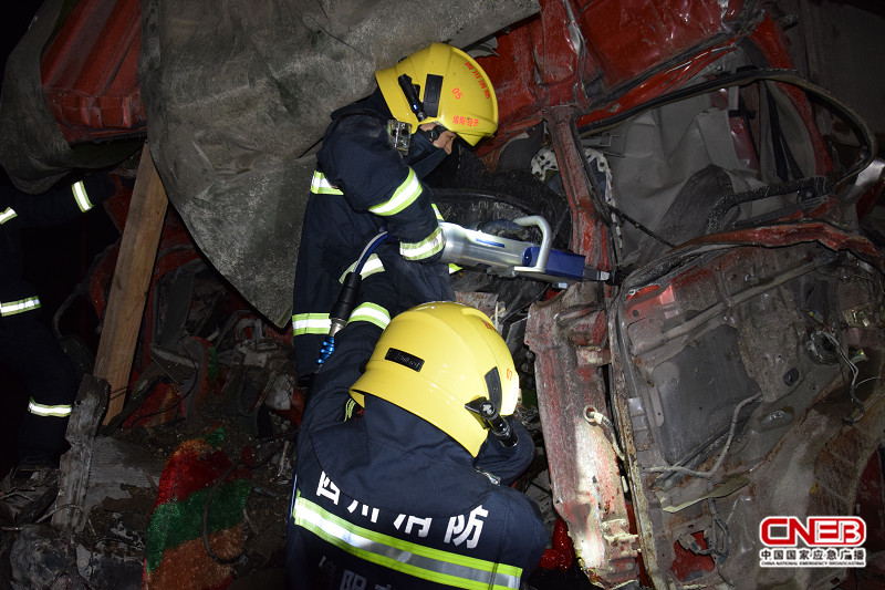 四川绵阳两辆货车相撞致1人死亡 多部门紧急救援
