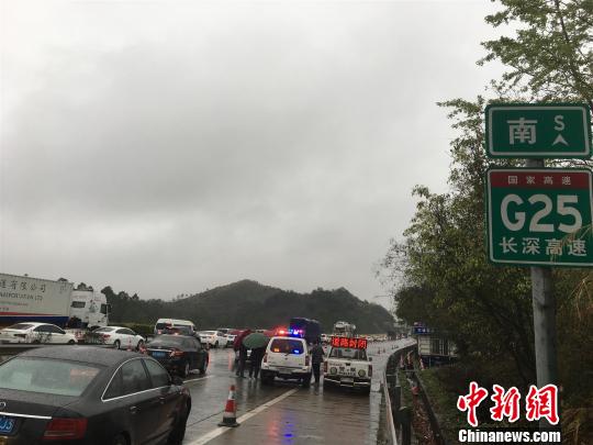 广东惠河高速一客车与油罐车相撞 致1人死亡