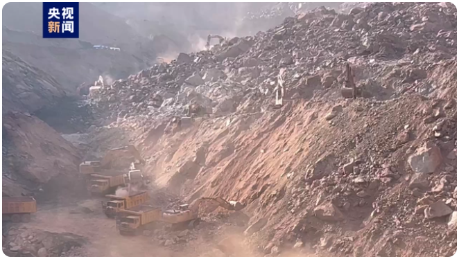内蒙古露天煤矿坍塌事故救援进展：作业面拓展 更多大型机械加入