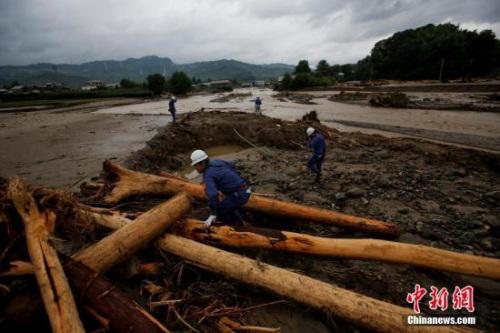 日本九州暴雨已致32人死亡 政府继续搜救失踪者